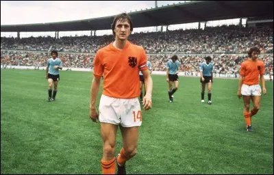 Le célèbre footballeur néerlandais Johan Cruyff a joué à l'Ajax d'Amsterdam de 1964 à 1973, puis de 1981 à 1983. Combien de buts a-t-il inscrits au total sur ces deux périodes ?