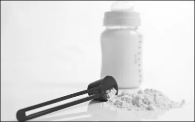 Que contient le lait infantile vendu en pharmacie et en magasin ?