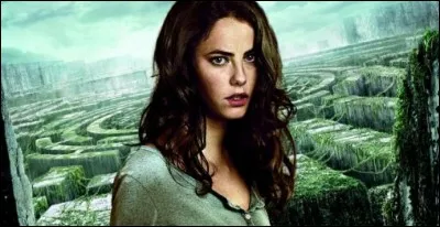 Comment s'appelle la seule fille qui arrive de la boîte ?