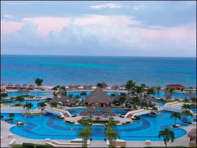 Cancún est bordée par la mer des Caraïbes, est célèbre pour ses plages, ses nombreuses stations balnéaires et sa vie nocturne. Trouvez le pays !