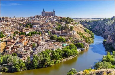 Arrosée par le Tage, c'est une ville au riche passé : d'abord capitale des Wisigoths, elle a été, entre les XIIe et XVIe siècles, l'une des capitales de la Castille. Quelle est cette ville ?