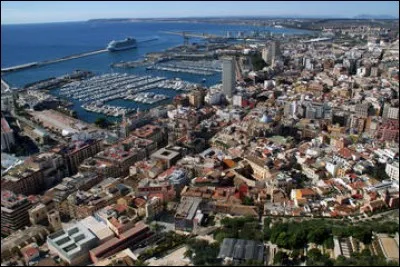Cette ville maritime, dont le population augmente régulièrement, est la principale ville de la Costa Blanca. Quelle est cette ville ?