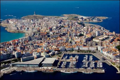 Cette ville portuaire est située dans le coin nord-ouest du pays; c'est la ville la plus peuplée de la Galice. De quelle ville s'agit-il ?