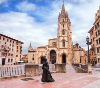 Cette ville du nord de l'Espagne, située en arrière de la côte, au pied des monts Cantabriques, est la capitale de la région des Asturies. Quelle est cette ville ?