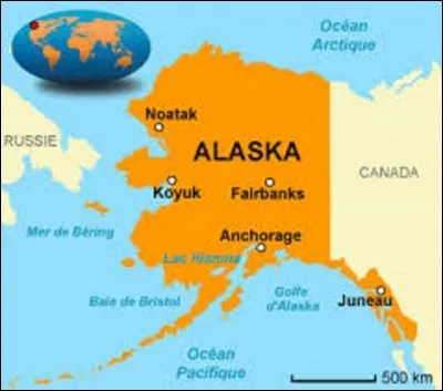 Devenu 49e &Eacute;tat, le 3 janvier 1959, l'Alaska est la r&eacute;gion la plus septentrionale du pays, ainsi que la plus &eacute;tendue avec une superficie de 1 717 854 km&sup2;. Ne comptant que 731 449 r&eacute;sidents, elle est &eacute;galement l'une des moins peupl&eacute;es des &Eacute;tats-Unis. Signifiant ''grande terre'' ou ''continent'' en al&eacute;oute, langue de la famille eskimo-al&eacute;oute : quel est le nom de la ville-capitale de cet &Eacute;tat ?