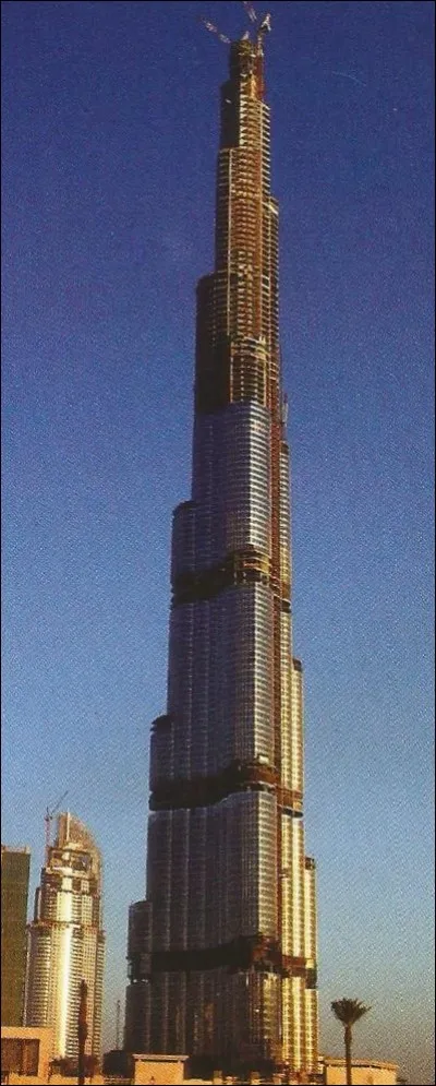 Combien d'étages a la Burj Dubaï ?
