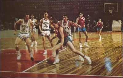 De quel peuple, James Naismith s'est-il inspiré pour inventer le basket-ball en 1891 ?