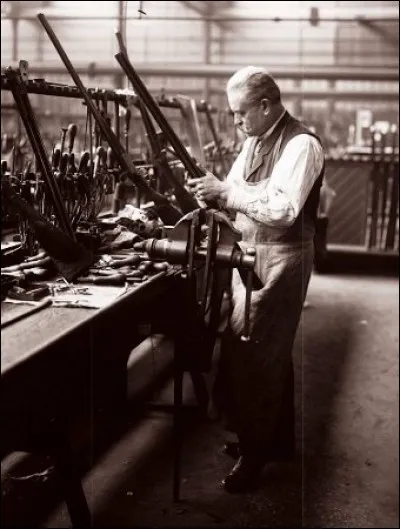 Comme Manufrance produisait des armes assez massivement, ça a dû barder à la Libération (1944-45). Que s'était-il passé durant la guerre ?