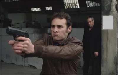 Quel est le numéro de l'entrepôt depuis lequel Max tire sur la voiture prenant la fuite ?