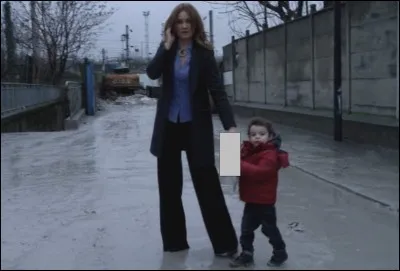 Quel jouet Paul tient-il dans ses mains ?