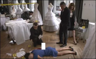 Le légiste examine le corps de la victime. Avec quoi celle-ci a-t-elle été tuée ?