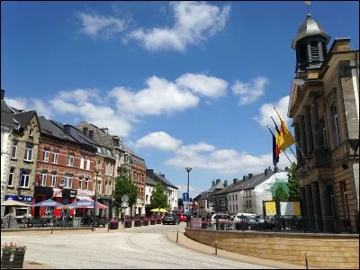 Nous terminons notre voyage en Belgique, à Neufchâteau. C'est bien ainsi qu'on écrit le nom de cette ville ?