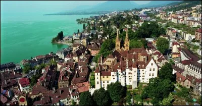 Comme s'appelle cette ville ? Neuchâtel ou Neufchâtel ?
