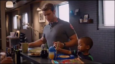 Casey et Dawson souhaitent adopter un petit garçon.
Comment s'appelle-t-il ?