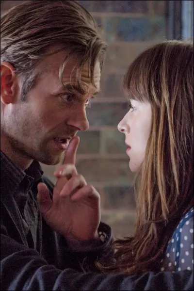 Comment s'appelle le directeur d'Ana qui la harcèle ?