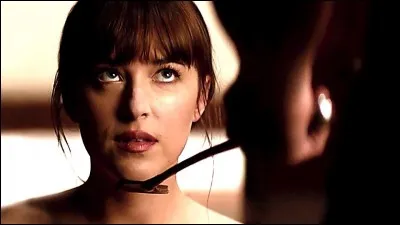 Quel objet utilise Christian quand elle lui demande de montrer jusqu'où ça pourrait aller ?