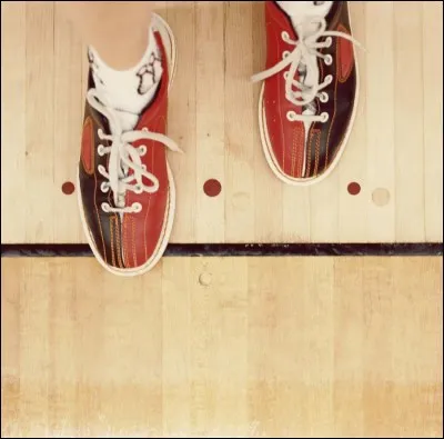 Comment s'appelle le d&eacute;passement de la ligne autoris&eacute;e par le pied du joueur ?