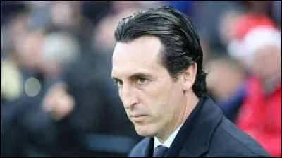 Qui est cet entraîneur ?