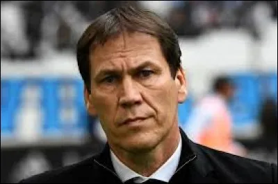 Qui est cet entraîneur ?