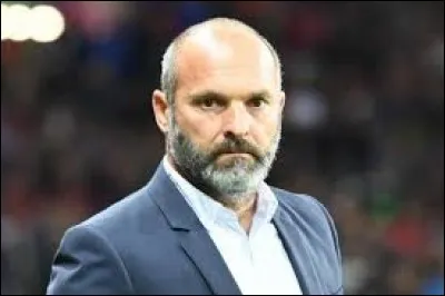 Qui est cet entraîneur ?