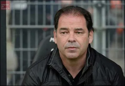 Qui est cet entraîneur ?