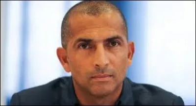 Qui est cet entraîneur ?