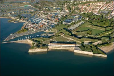 Je suis une commune et un important port ostréicole du département de la Charente-Maritime, sur l'île d'Oléron. Je suis...