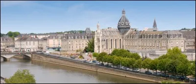 Je suis une sous-préfecture de la Mayenne, peuplée de 11 000 habitants. Je suis...