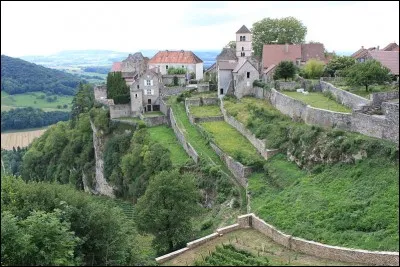 Je suis une petite commune viticole du Jura, classée parmi "Les Plus Beaux Villages de France". Je suis...