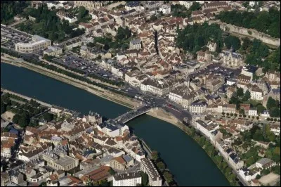 Je suis une petite ville traversée par la Marne, sous-préfecture du département de l'Aisne. J'ai été le théâtre de plusieurs batailles notamment en 1918. Je suis...