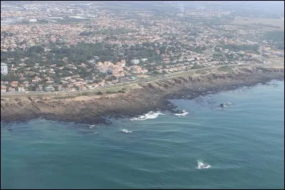 Je suis une commune littorale 13 000 habitants, dans le département de Vendée. Je suis...