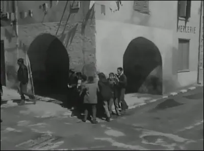 Quel surnom les enfants du village donnent-ils à Sébastien ?