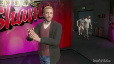 Qui est la personne au premier plan à gauche ?