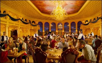 A Disneyland Paris, combien y a-t-il de restaurants, snacks et services rapides tous confondus ?