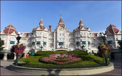 Combien d'hôtels compte le parc Disneyland Paris ?