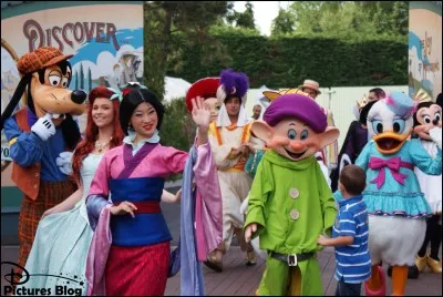Qu'est-ce que les personnages Disney ne peuvent pas faire en compagnie des visiteurs ?
