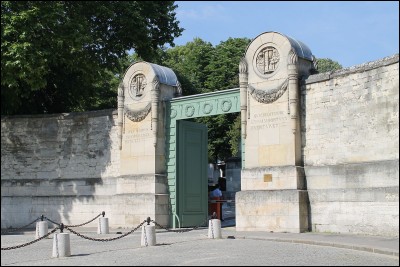 Dans quel cimetière parisien reposent des personnalités telles que Molière ou Honoré de Balzac ?