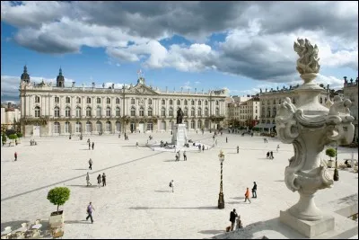 Quel nom porte la place la plus connue et la plus importante de Nancy dans la région Grand Est ?