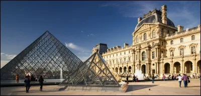 En quelle année la pyramide du Louvre a-t-elle été inaugurée ?