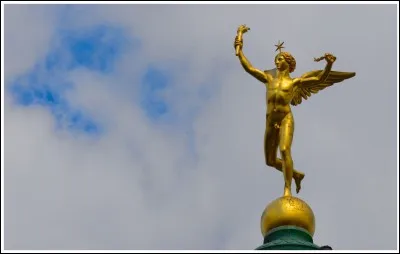 Comment se nomme cette sculpture qui orne le sommet de la colonne de Juillet à Paris ?