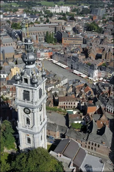 Voici le beffroi de cette ville, décrit et dessiné par Victor Hugo lors de son séjour "Figure-toi une énorme cafetière flanquée au-dessous du ventre de quatre théières moins grosses. Ce serait laid si ce n'était grand. La grandeur sauve" : quelle est cette ville ?