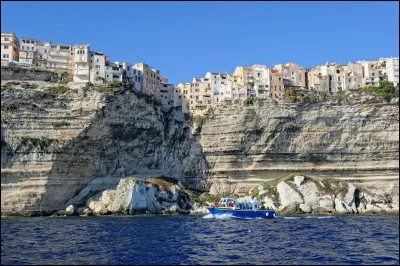 Combien mesurent les falaises de Bonifacio ?
