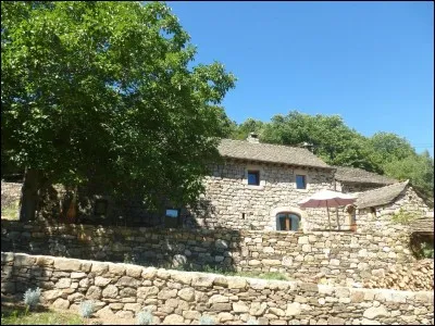 À partir de combien d'habitants par kilomètre carré peut-on définir un espace comme, de faible densité ?