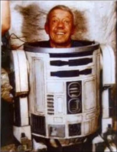 Il y avait un nain caché à l'intérieur du robot R2-D2 dans les six premiers épisodes de la saga Star Wars.