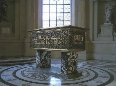 « Elle était ce qui m'attire le plus au monde : une réfractaire. » Voilà ce que disait de moi un ami arabophile, visionnaire et futur maréchal de France. De qui s'agit-il ?