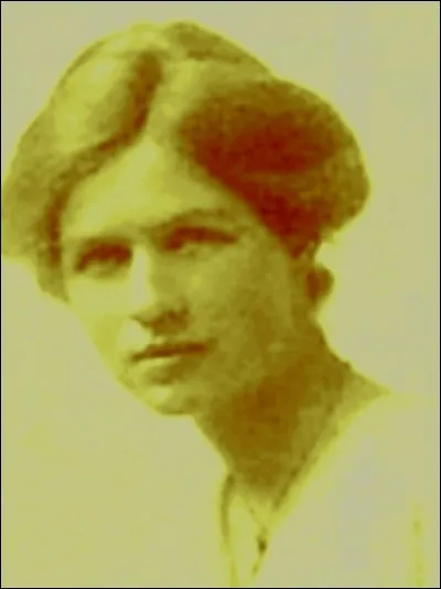 Balek ! Sortez-moi par la porte, je reviens par la fenêtre : 6 mois plus tard, j'épouse un amour de spahi, Slimène Ehnni, et nous sommes de retour à Alger. Là, ... (Complétez !)