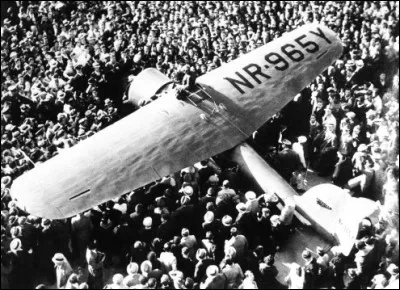 En 1935, elle devient la première personne à faire voler un engin d'Honolulu, Hawaii à Oakland, Californie ! La traversée du Pacifique.