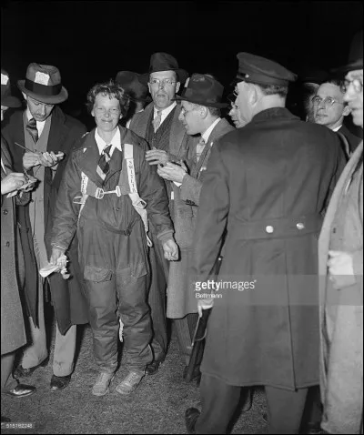 Elle a été pionnière de la route de Los Angeles, Californie à Mexico City, Mexico : premier vol aussi, sans arrêt de Mexico City à Newark, New Jersey.