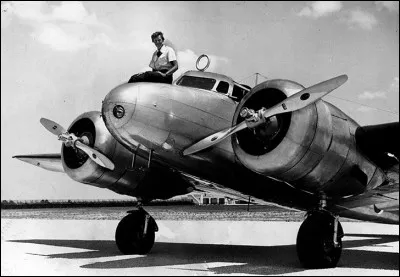 Son Lockheed était tout un avion : avec son pilote, ils ont orienté le développement de l'avionnerie pour un demi-siècle. 
Il était tout en aluminium avec son train d'atterrissage rétractable.