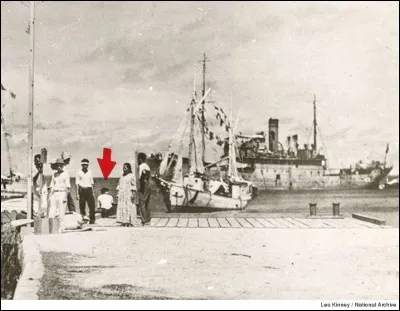 Les dernières enquêtes semblent suggérer qu'Amelia et son navigateur auraient été retrouvés par les Japonais et se seraient retrouvés emprisonnés à cause des débuts de la WW2…
On la verrait, ici de dos, assise au bout du Quai : un bateau japonais remorquant le Lockheed.